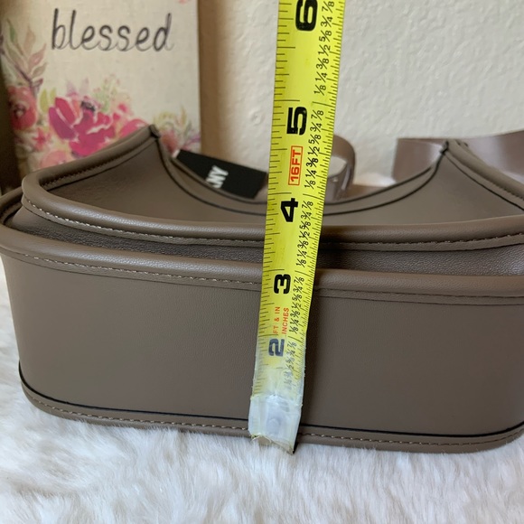 DKNY crossbody - Picture 7 of 10